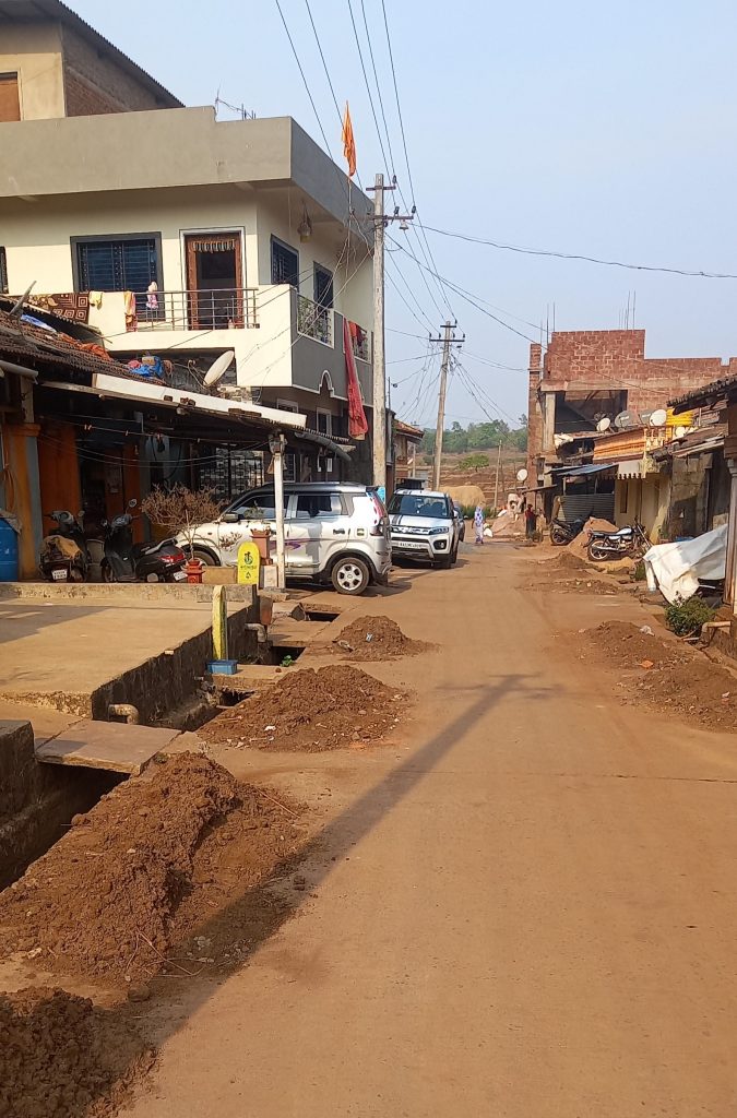 ओलमणी येथील गटारीतील कचरा उचल करण्याकडे ग्रा. पं. चे दुर्लक्ष