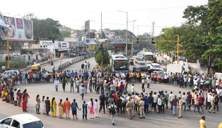 विद्यार्थिनीच्या खुनानंतर हुबळीत तीव्र आंदोलन Violent agitation in Hubli after student's murder