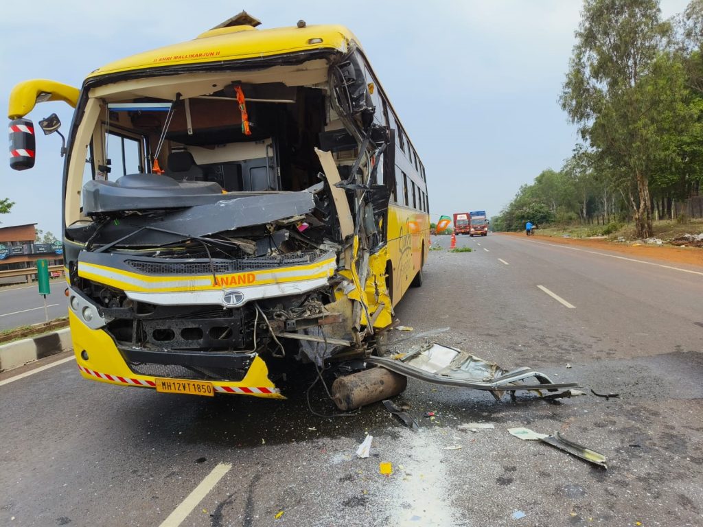 इंडालनजीक खासगी आराम बसला अपघात, पाच जण जखमी Private comfort bus accident near Indalan, five injured