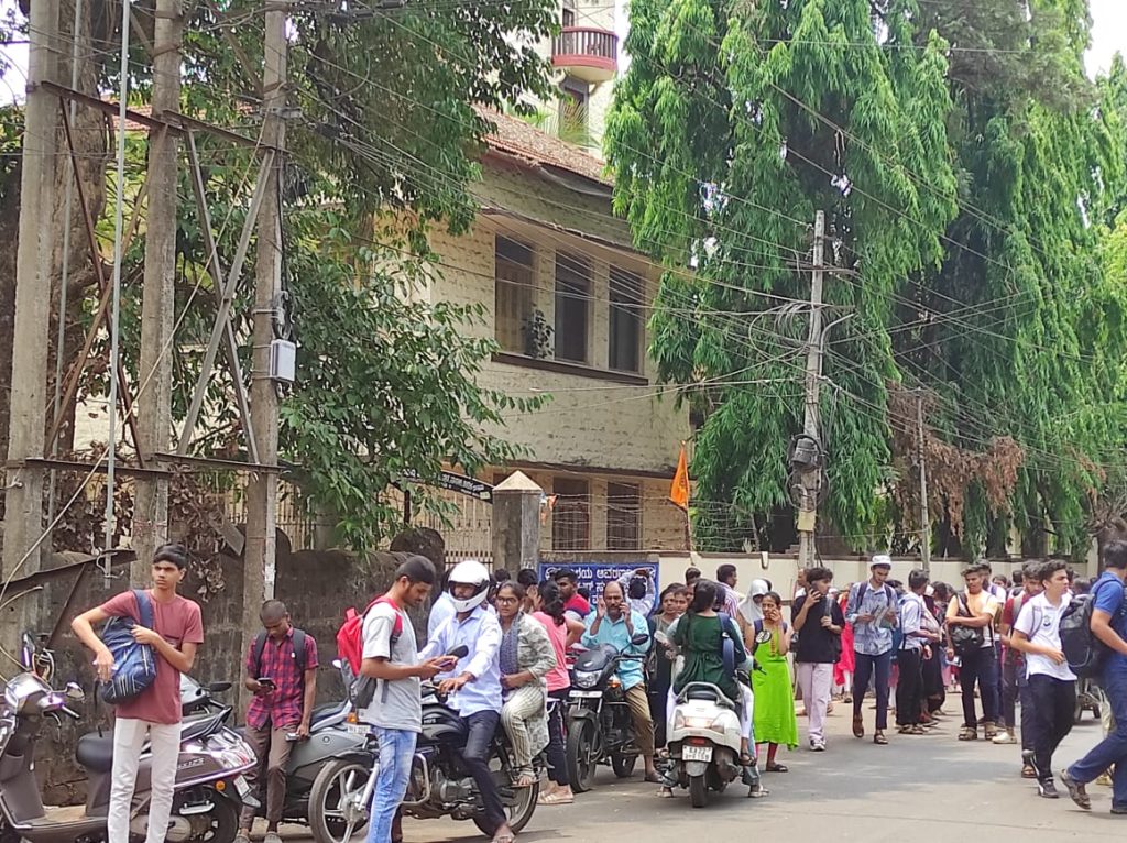 जिल्ह्यात सीईटी परीक्षा सुरळीत CET exam smooth in the district
