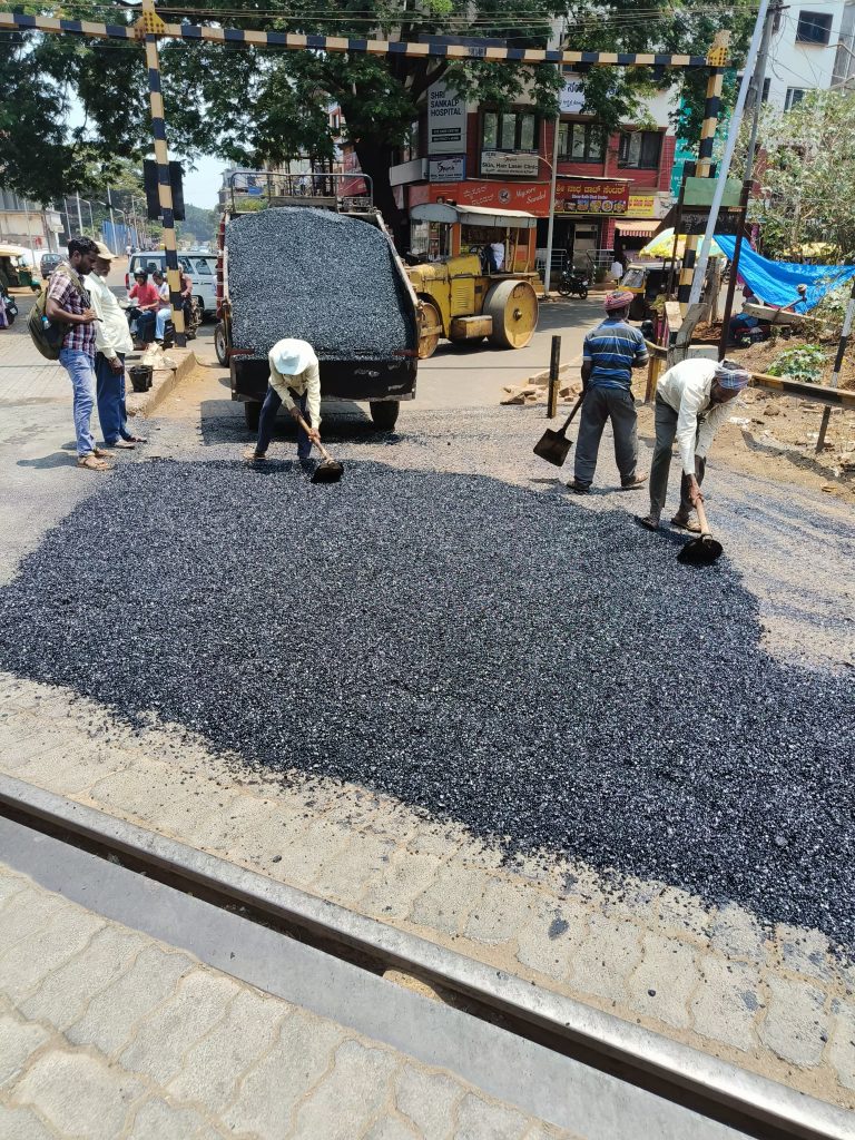 Asphalting of the first railway gate gate