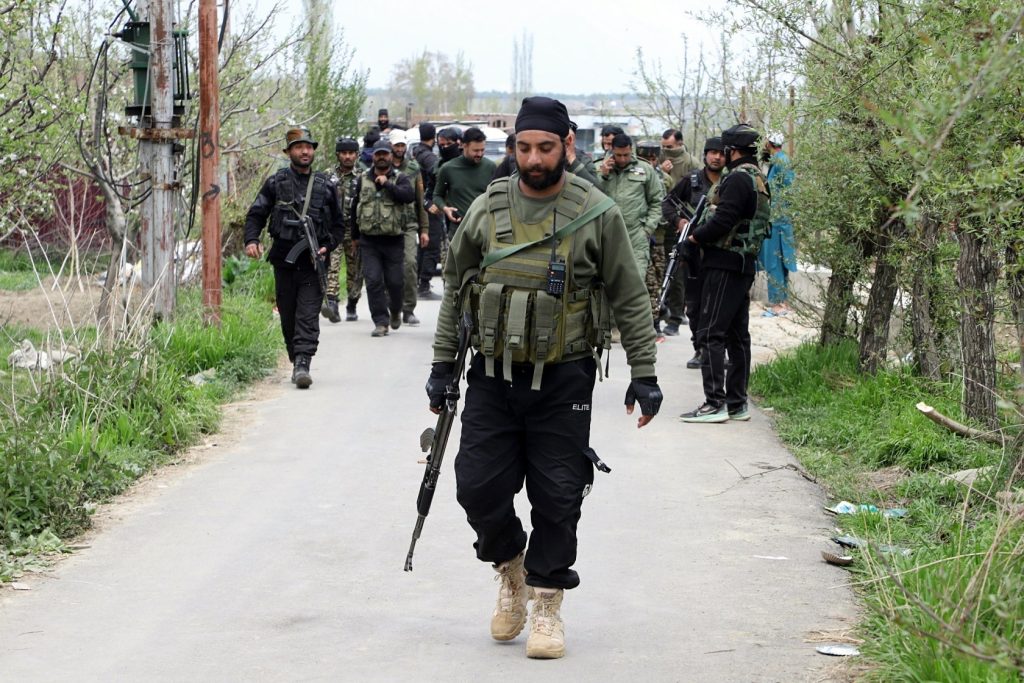 पुलवामामध्ये चकमक,सुरक्षा दलांकडून घेराव Encounter in Pulwama, cordoned off by security forces