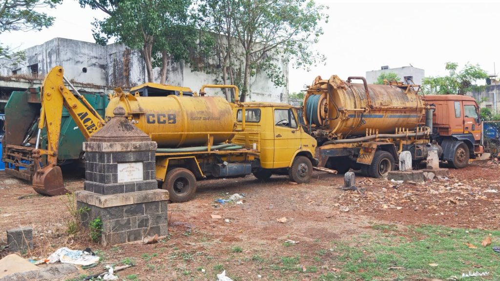 मनपाची कचरावाहू वाहने स्मशानभूमीतून त्वरित हटवा Immediately remove municipal garbage vehicles from the cemetery