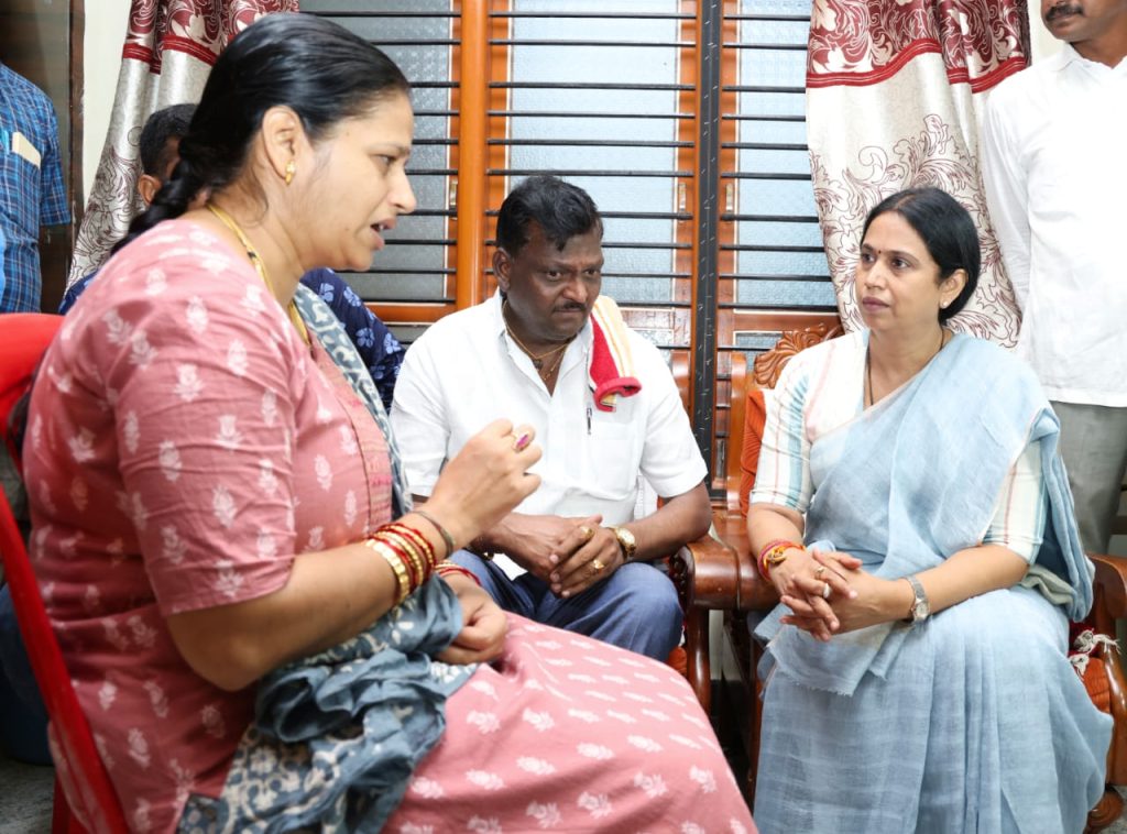 Minister Hebbalkar consoled the family of deceased Neha