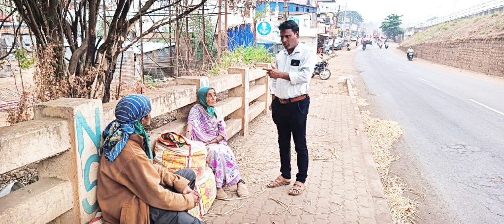 ‘वन टच फाउंडेशन’च्या कार्यकर्त्यांकडून निराधार मायलेकाला मदतीचा हात A hand of help to destitute Myleka from the workers of 'One Touch Foundation'