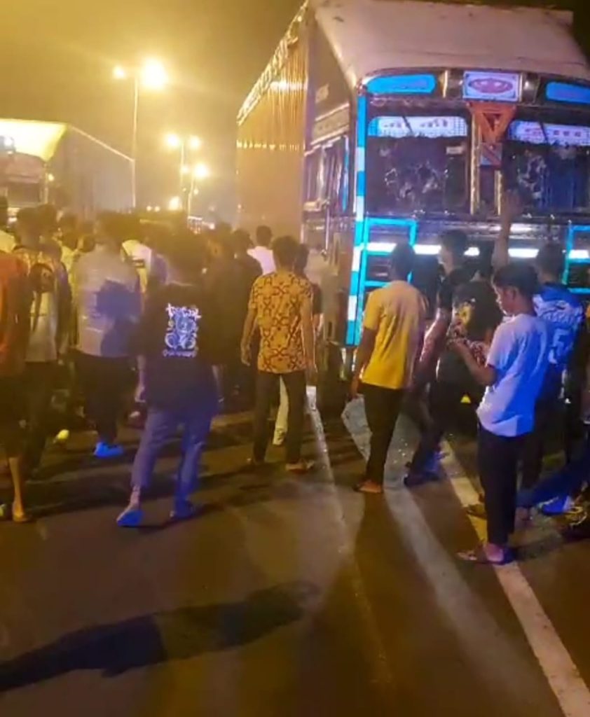 गायींची वाहतूक करणाऱ्या कंटेनरवर सुवर्ण विधानसौधजवळ हल्ला Container transporting cows attacked near Suvarna Vidhan Soudh