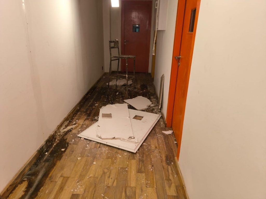 कला अकादमी सिलिंगचा काही भाग कोसळला Part of the Kala Academy ceiling collapsed