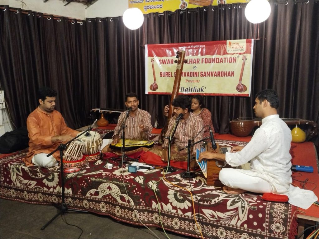 चारूदत्त गवस यांचे संवादिनी वादन Samvadini Vadan by Charudatta Gavas