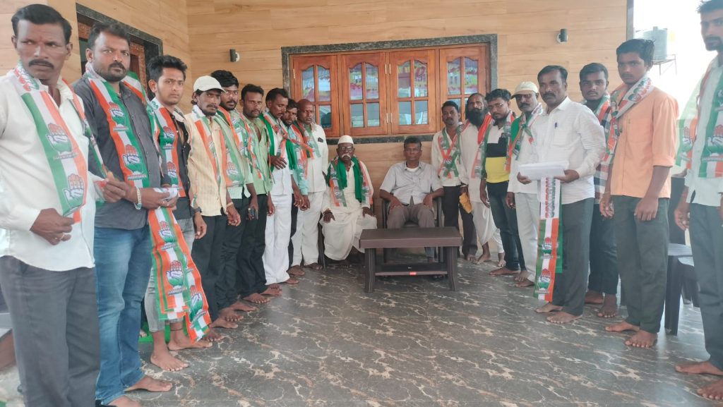 मेकळी येथील भाजप कार्यकर्त्यांचा काँग्रेसमध्ये प्रवेश BJP workers from Mekli join Congress