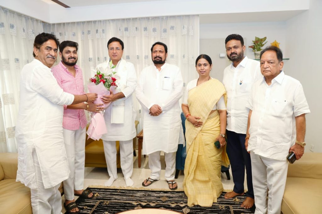 AICC Worker Surjewala visits MLA Savdi's house