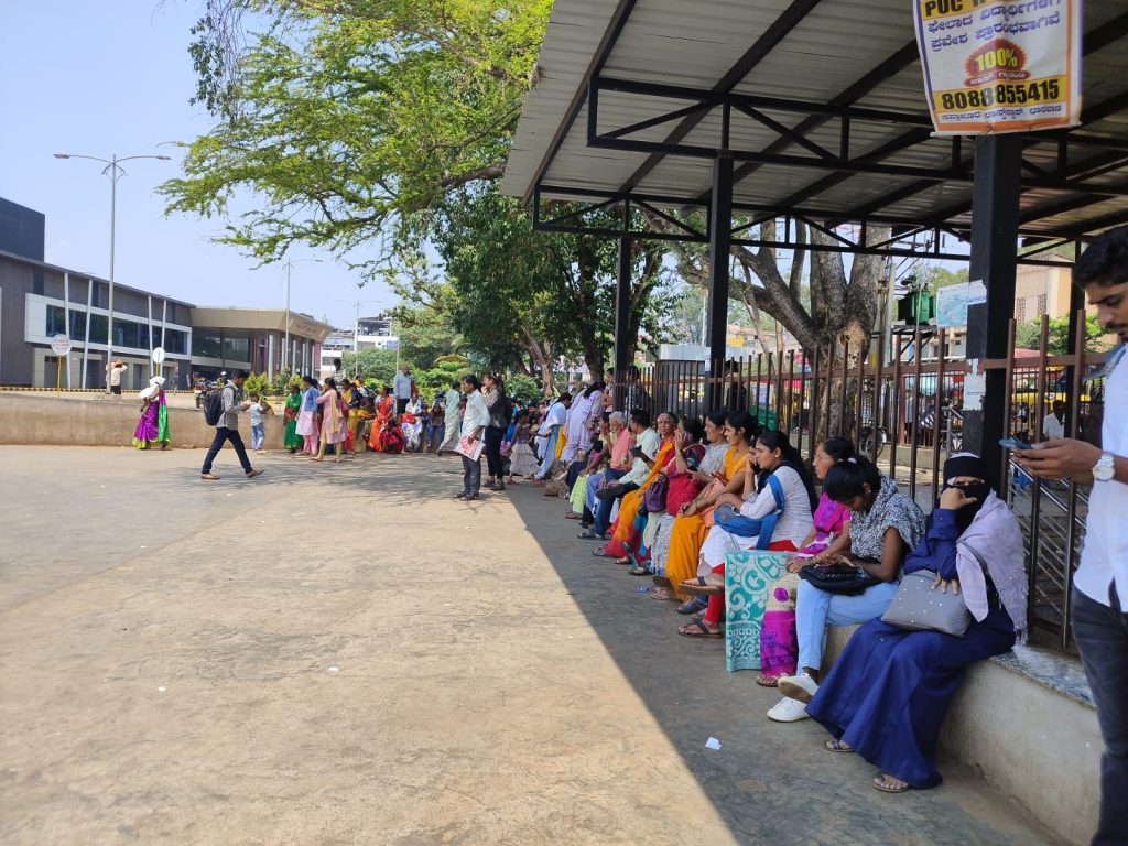 Passengers in full sun for lack of seats
