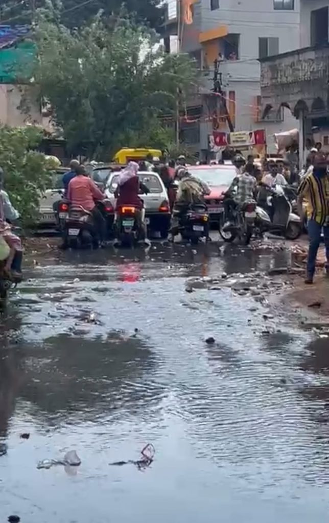 क्रांतीनगरात गटारीचे पाणी रस्त्यावर Sewage water on the road in Krantinagar