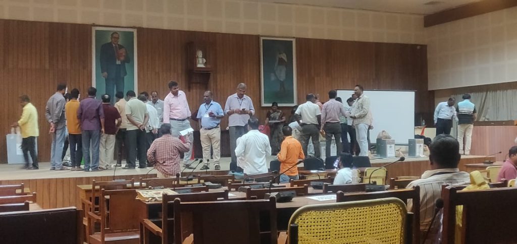 वृद्ध, दिव्यांग, अंध मतदारांची मते पेटीबंद Votes of old, disabled, blind voters are boxed