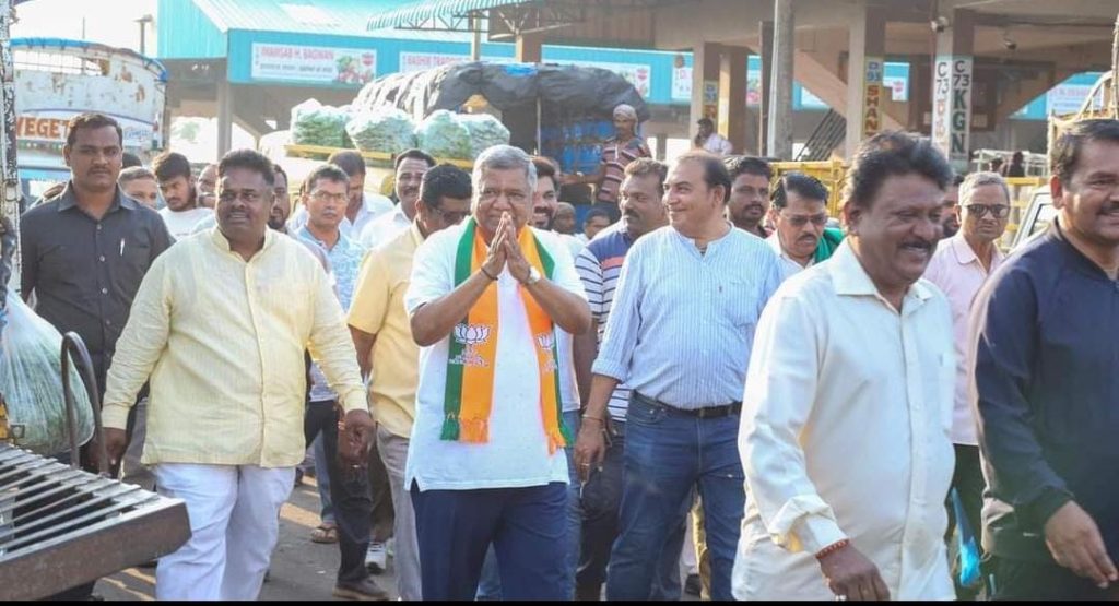 Shettar's Chai Pe discussion with vegetable traders