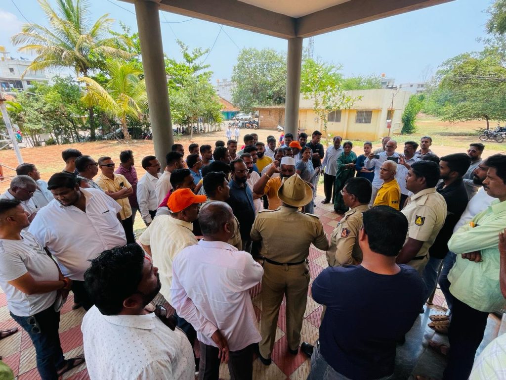 म. ए. समितीच्या कार्यकर्त्याच्या घरावर भ्याड हल्ला m. A. A cowardly attack on the house of a committee worker