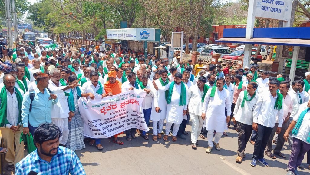 कर्जवसुलीचा तगादा लावणाऱ्यांना त्वरित आवरा! Stop debt collectors immediately!