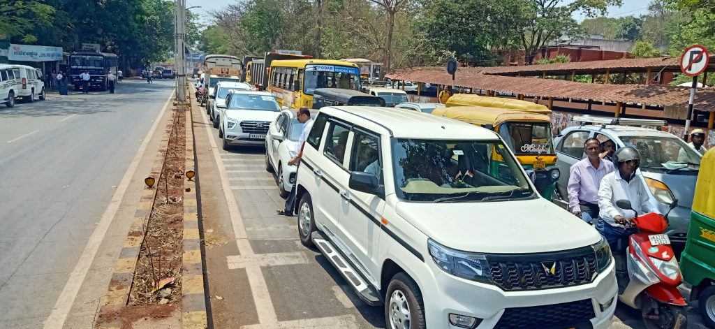 आंदोलनामुळे वाहतूक व्यवस्था विस्कळीत Traffic disruption due to agitation