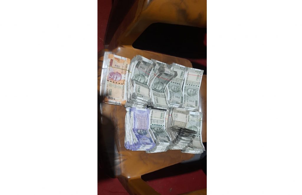 बाची चेकपोस्टवर 6.65 लाख रुपये जप्त 6.65 lakh seized at Bachi check post