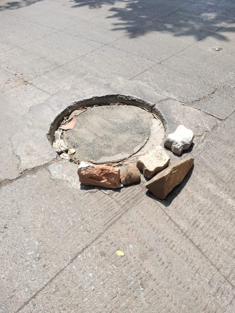 म. फुले रोडवर चेंबर खचल्याने अपघातांच्या घटना m. Incidents of accidents due to chamber failure on Phule Road