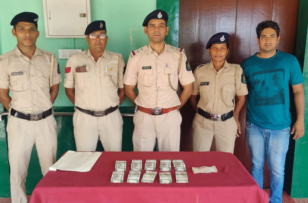 केरी तपासणी नाक्यावर 5.18 लाखांची रोकड जप्त 5.18 lakhs in cash seized after failure of Kerry investigation