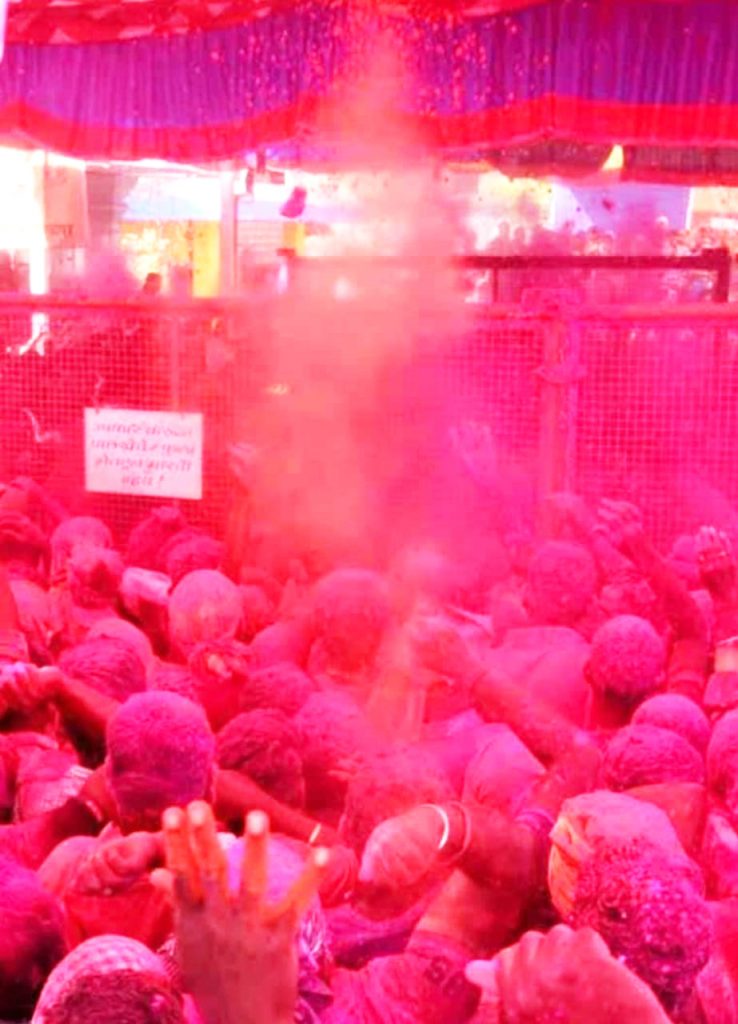 श्रीदामबाबाचा गुलालोत्सव भाविकांच्या अलोट गर्दीत साजरा Sridambaba's Gulalotsav is celebrated in a huge crowd of devotees