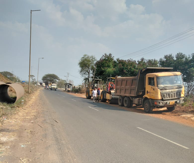 हलगा-मच्छे रस्त्याच्या कामाला स्थगिती Suspension of work on Halga-Machhe road