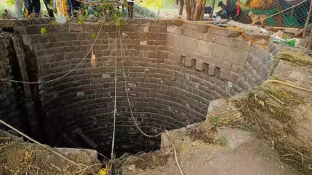 Five people fell into the well and died while trying to save the cat