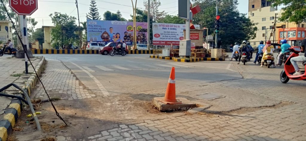 The traffic police placed a 'cone' on the drainage chamber.