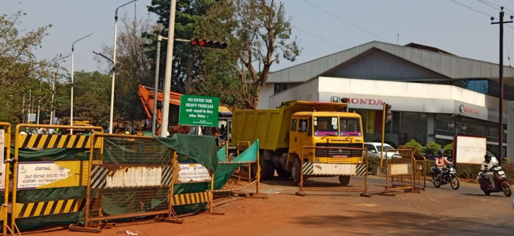 कॅम्प परिसरात वाहतुकीची कोंडी Traffic congestion in the camp area