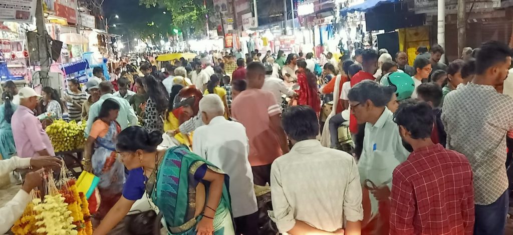 Crowds in the market for Gudhipada