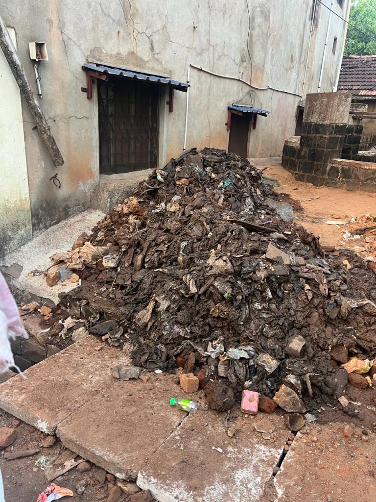 कॅम्पमधील विहिरीत मानवी सांगाड्याचे अवशेष Human skeletal remains in a well in the camp