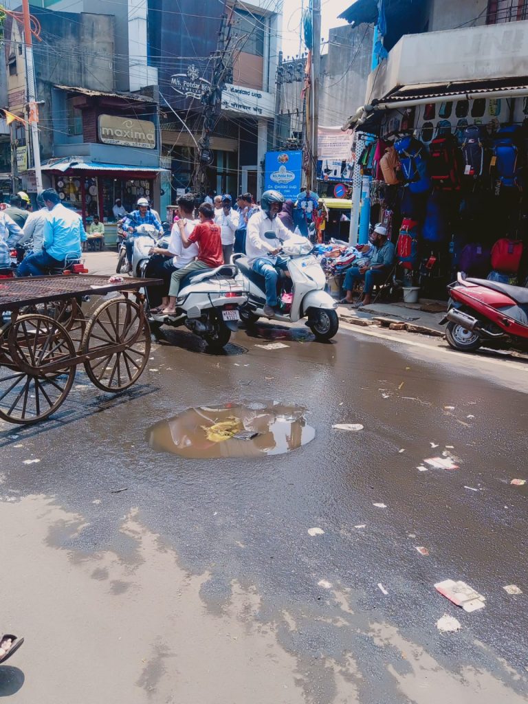 शहराला जलवाहिन्या गळतीचे ग्रहण Aqueduct leaks to the city