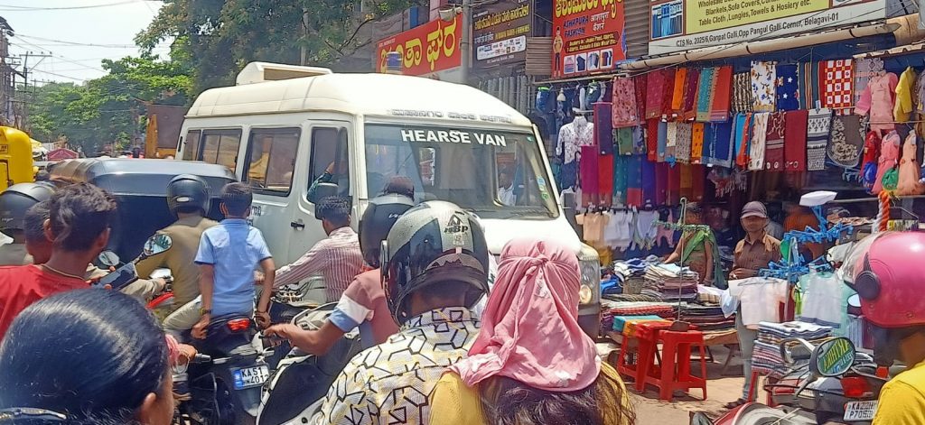 गणपत गल्लीत अडकली शववाहिका The hearse got stuck in Ganpat Gali