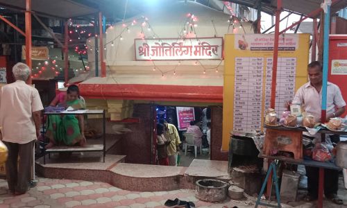 जोतिबाच्या सेवेत गुरव समाजाची सात कुटुंबे! जोतिबा रोडवरील जोतिर्लिंग मंदिरातील परंपरा