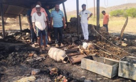 सनमडीत गॅस सिलेंडरच्या स्फोटात घर जळून खाक; आगीत ८ शेळ्या दगावल्या; 3 लाखाचे नुकसान