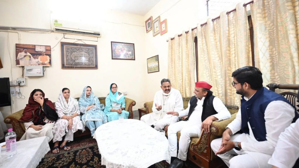 अखिलेश यादव पोहोचले मुख्तार अन्सारीच्या घरी Akhilesh Yadav reaches Mukhtar Ansari's house
