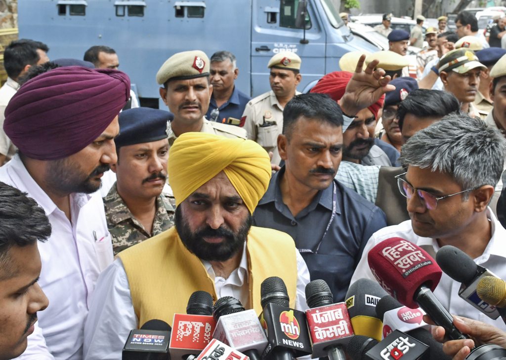 केजरीवाल भेटीवेळी भगवंत मान भावूक