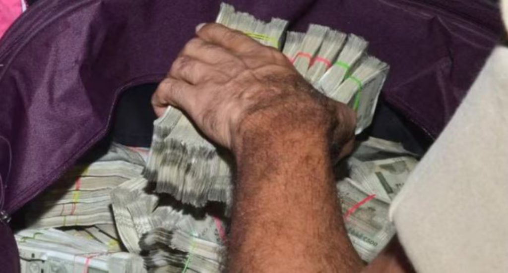 Cash shortage of Rs 1.50 lakh crore in banks in the country