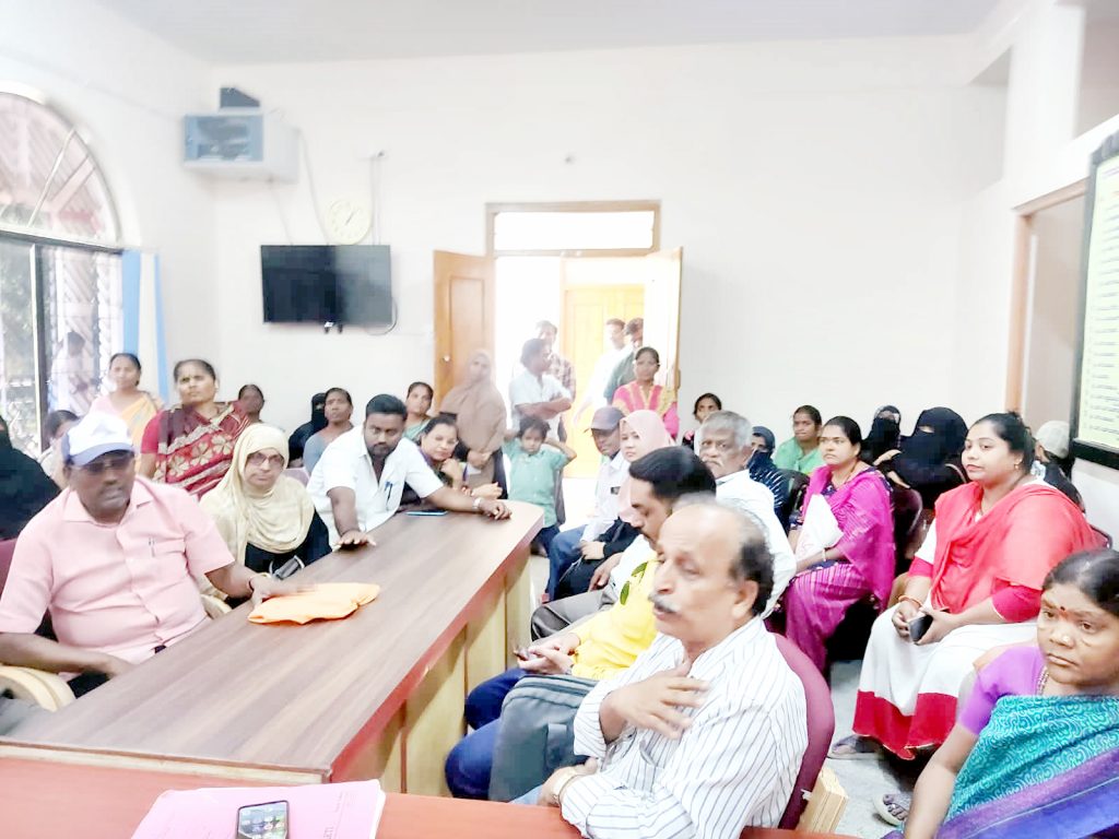 लाभार्थ्यांना घरांचे हक्कपत्र हस्तांतर करण्यास टाळाटाळ Avoid transferring house title deeds to beneficiaries