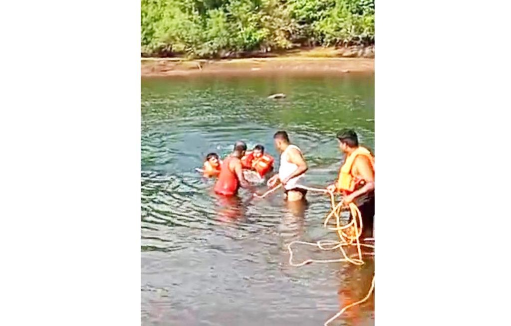 एकाच कुटुंबातील सहा जणांना जलसमाधी; काळी नदीच्या पात्रामध्ये दुर्घटना Jalasamadhi for six members of the same family