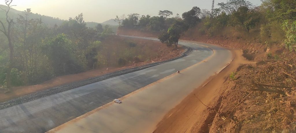 The highway in the village of Vatha Mahamanava...