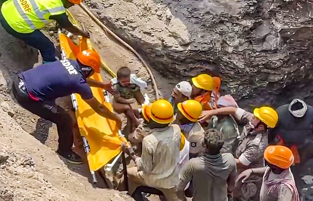 कूपनलिकेत पडलेल्या बालकाला जीवदान A two-year-old boy trapped in a borewell was rescued after a 20-hour operation