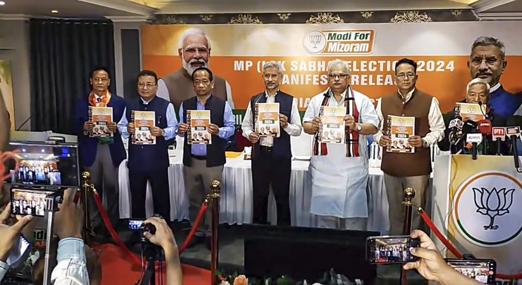 म्यानमार सीमेवर तारांचे कुंपण उभारणार will build a wire fence on the Myanmar border