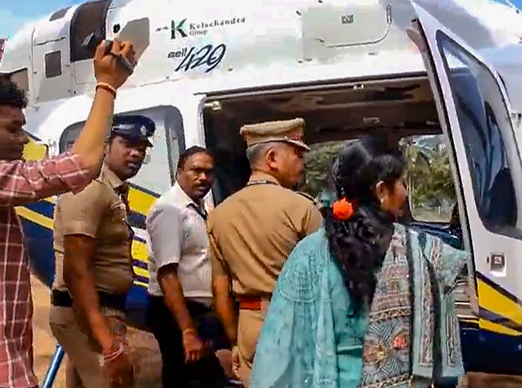 काँग्रेस नेते राहुल गांधींच्या हेलिकॉप्टरची तामिळनाडूत झडती Congress leader Rahul Gandhi's helicopter searched in Tamil Nadu