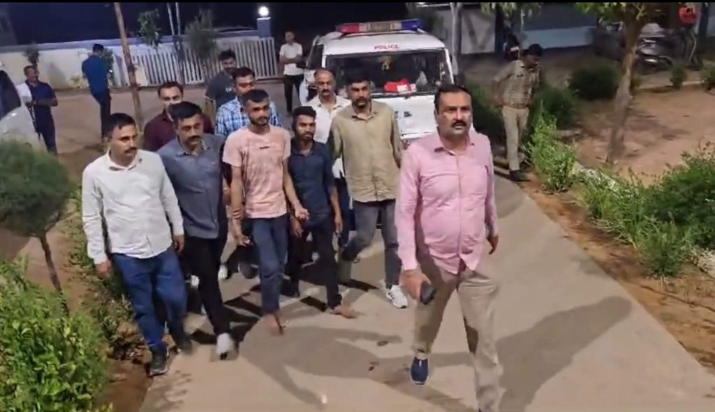 सलमान खानच्या घराबाहेर गोळीबार : गुजरातमधून २ जणांना अटक Firing outside Salman Khan's house: 2 people arrested from Gujarat