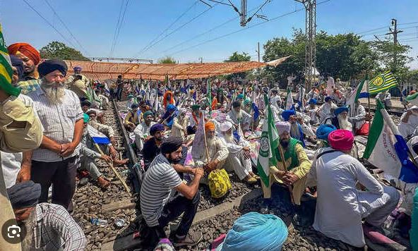 शेतकऱ्यांकडून पुन्हा रेल्वेरोको Another rail strike by farmers