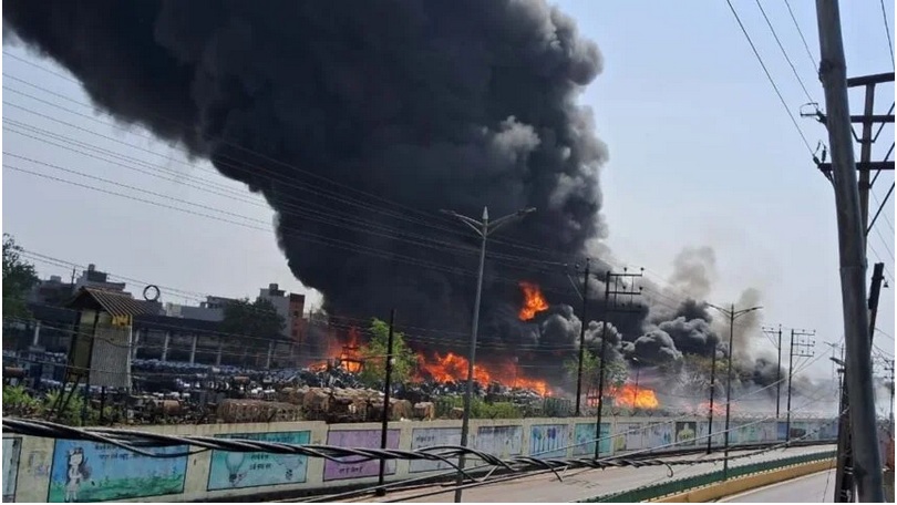 Massive fire at transformer godown in Raipur