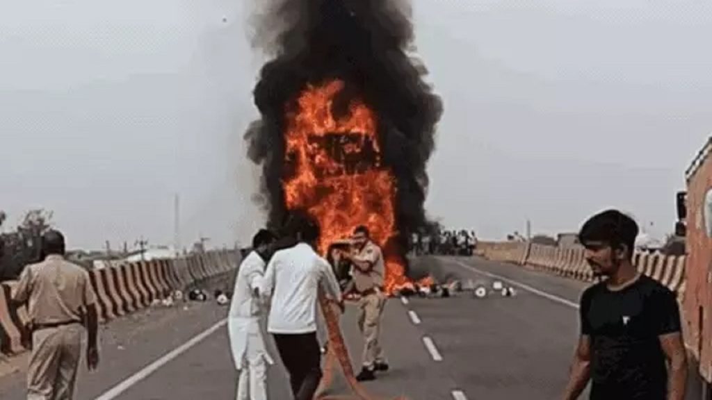 कार-ट्रक धडकेत सात जणांचा मृत्यू Seven people died in a car-truck collision