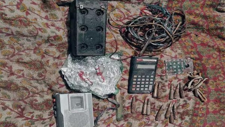 जम्मू आणि काश्मीरच्या अर्नास भागात दहशतवादी लपण्याचे ठिकाण पोलिसांनी केले उद्ध्वस्त, शस्त्रे आणि दारूगोळा जप्त Police busted a terrorist hideout in Arnas area of Jammu and Kashmir, seized weapons and ammunition