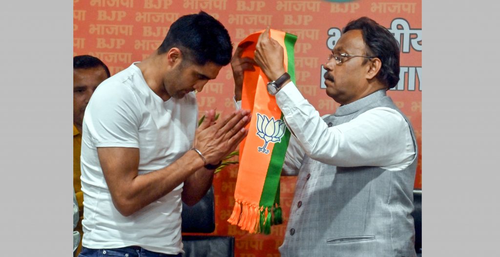 मुष्टियोद्धा विजेंदर याचा भाजपमध्ये प्रवेश Boxer Vijender joins BJP
